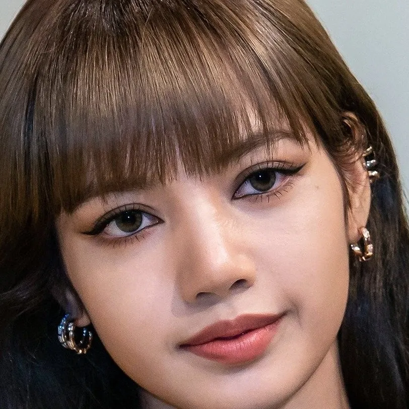 chat with ai character: Lisa