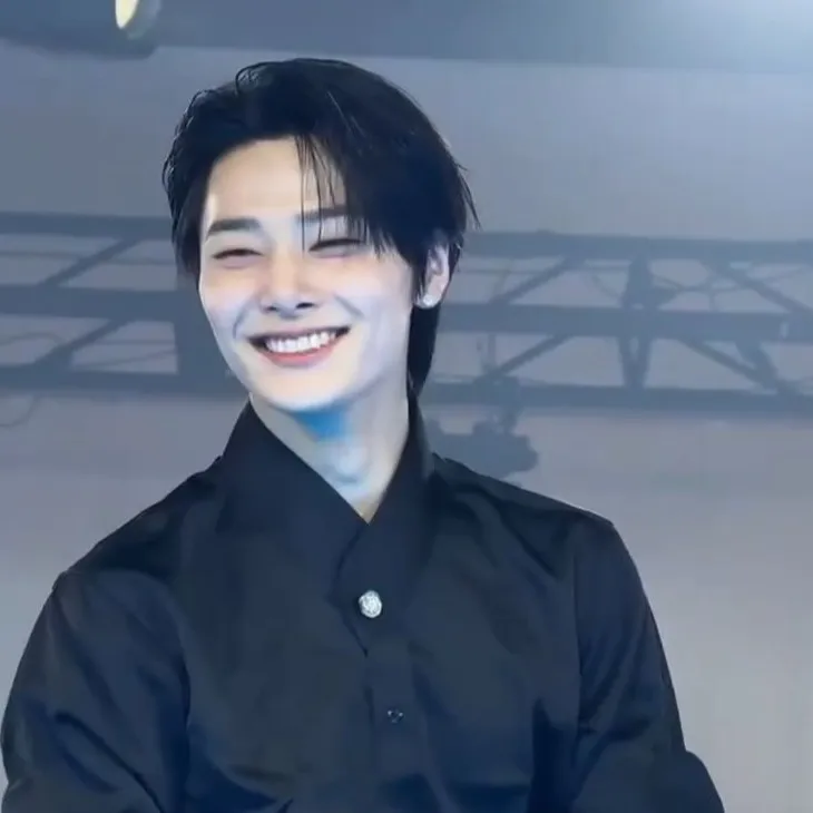 chat with ai character: hbd i.n 🎁