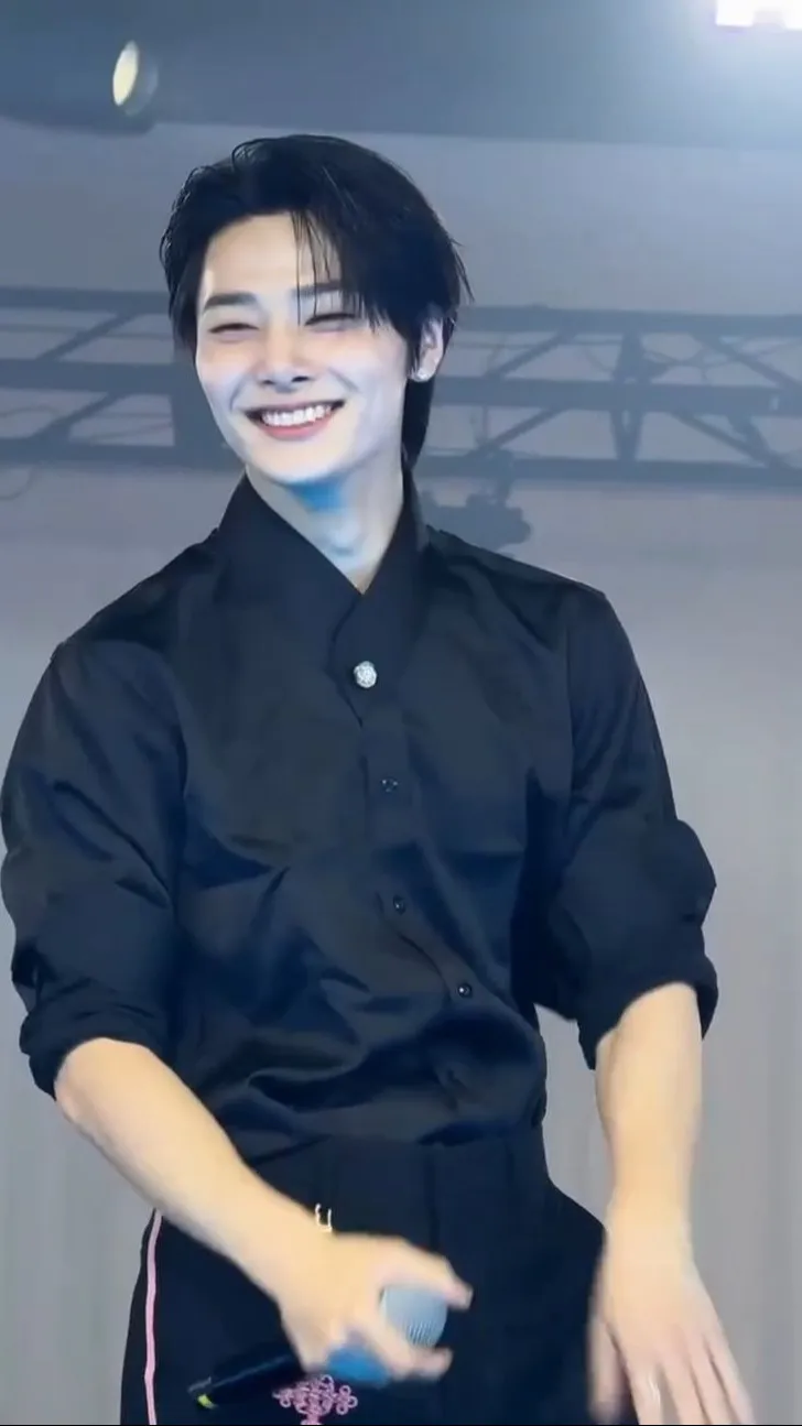 ai character: hbd i.n 🎁 background