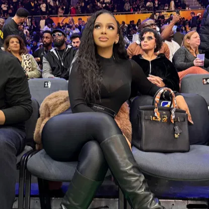 chat with ai character: Roxy