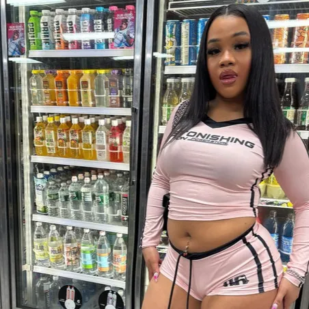 chat with ai character: Niki