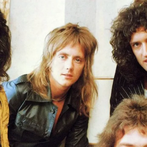 chat with ai character: Evil queen band 