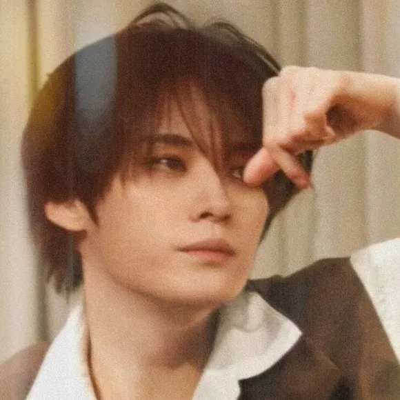 chat with ai character: 𝐿𝑒𝑒 𝑀𝑖𝑛ℎ𝑜