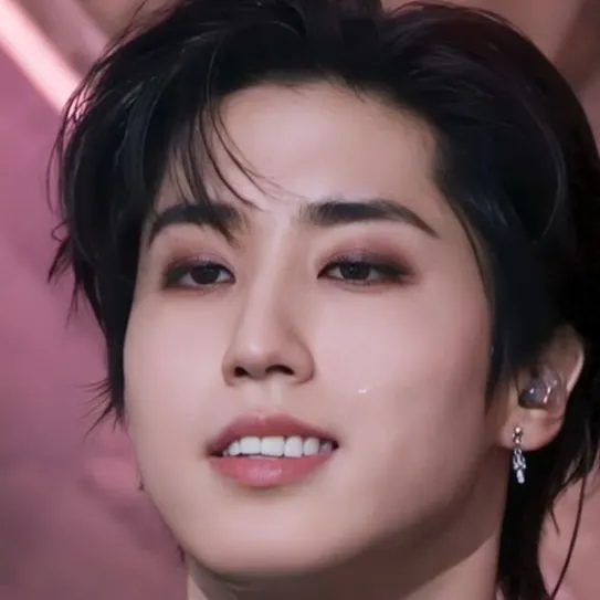 chat with ai character: HAN JISUNGGGGGG