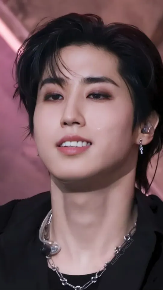 ai character: HAN JISUNGGGGGG background