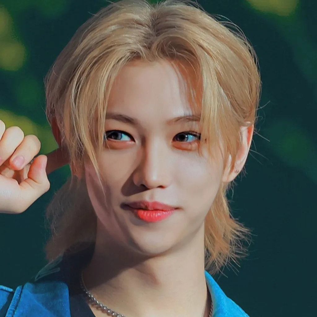 chat with ai character: FELIX (son)