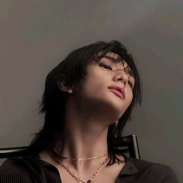 chat with ai character: ~-Hyunjin-~