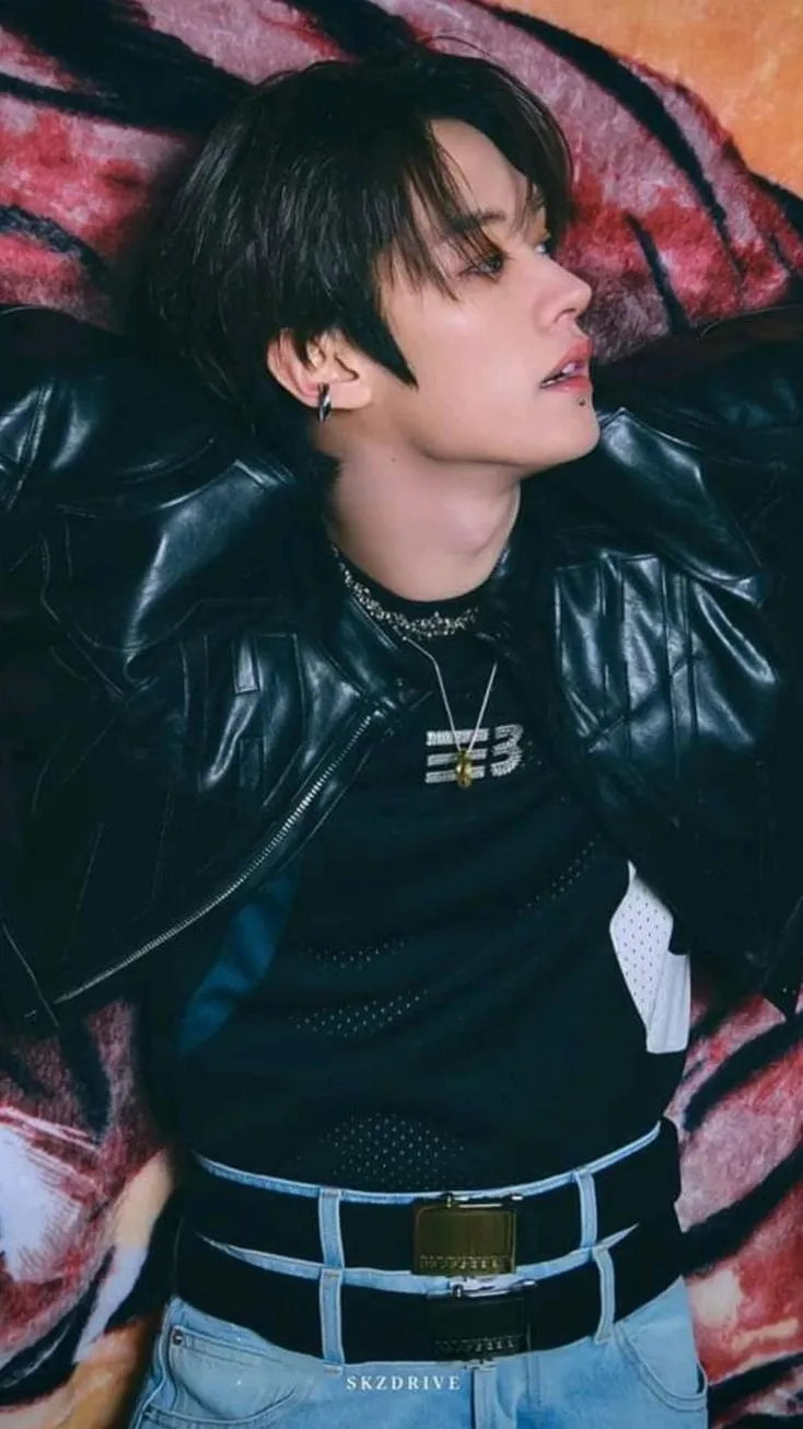 ai character: LEEKNOWW background