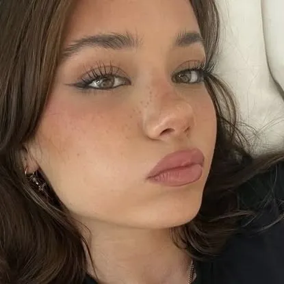 chat with ai character: Iva <3