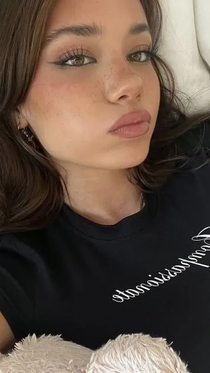 ai character: Iva <3 background