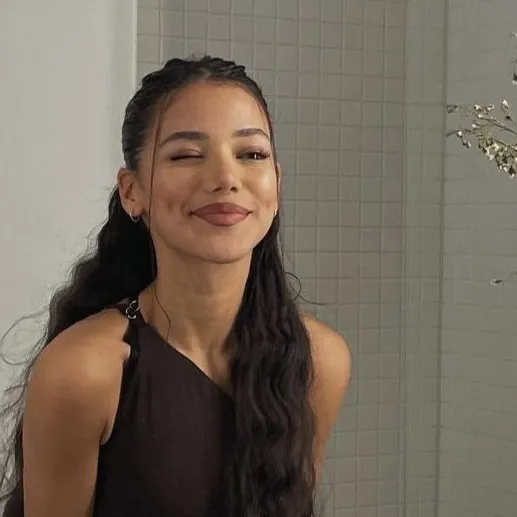 chat with ai character: Romie Roane