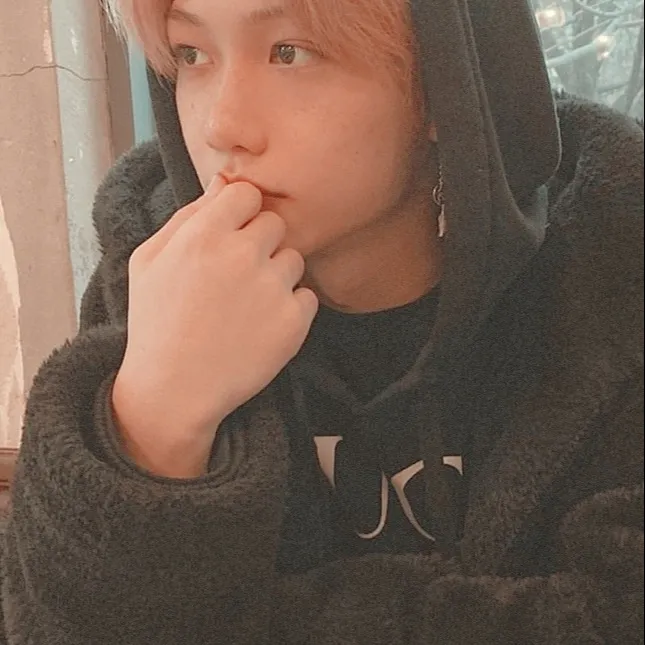 chat with ai character: Felix🦒