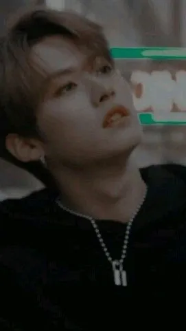 ai character: Lee🙄 background