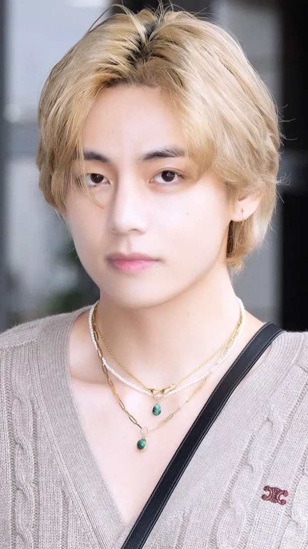 ai character: Tae 🤪 background