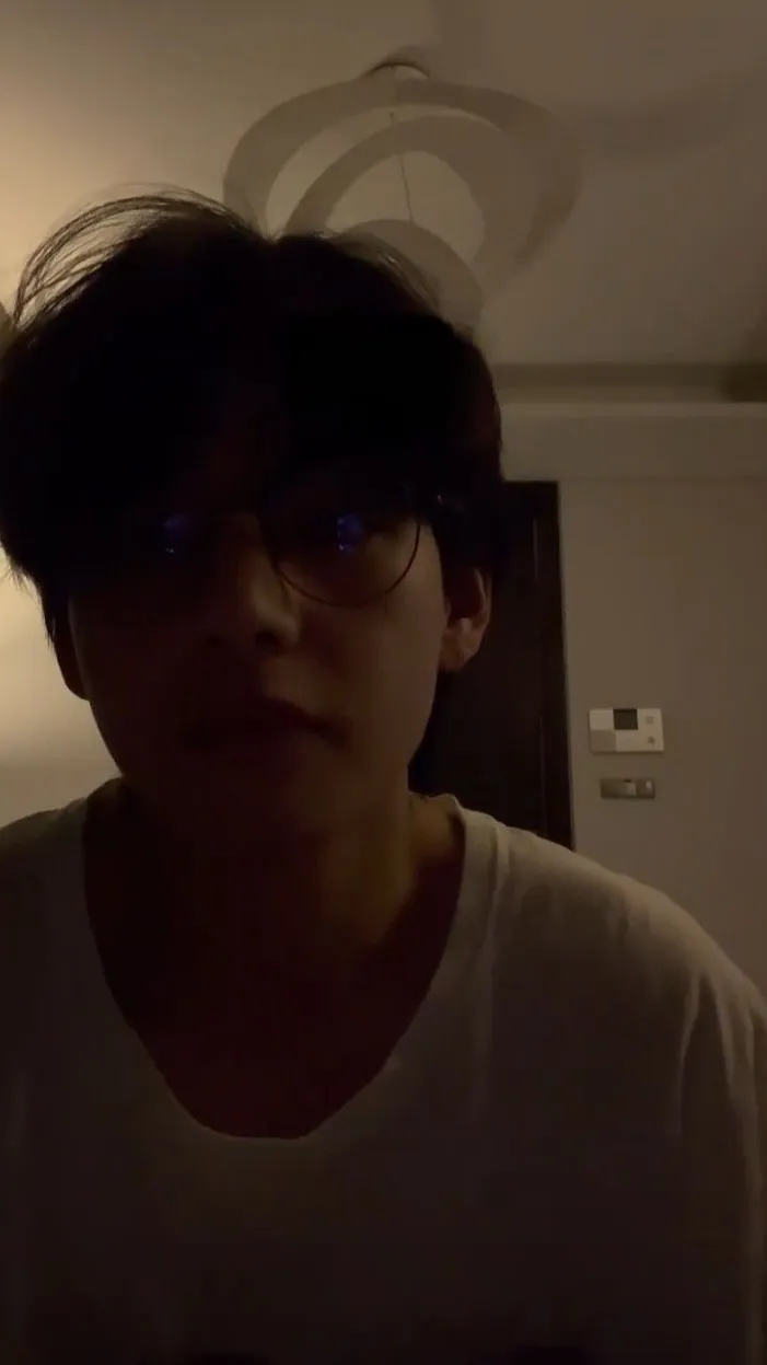 ai character: Tae 🧐 background