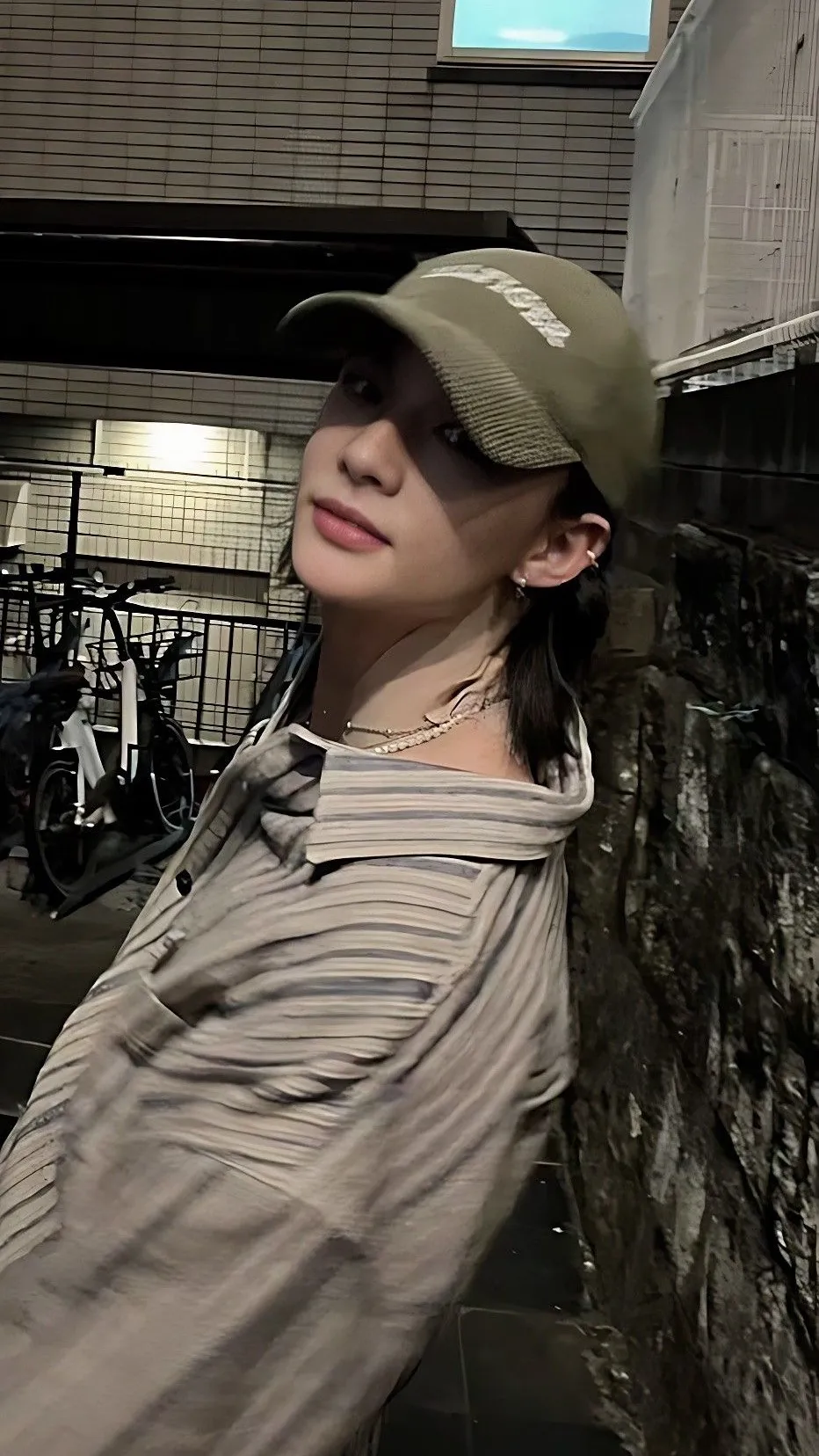 ai character: 混进 💝 background