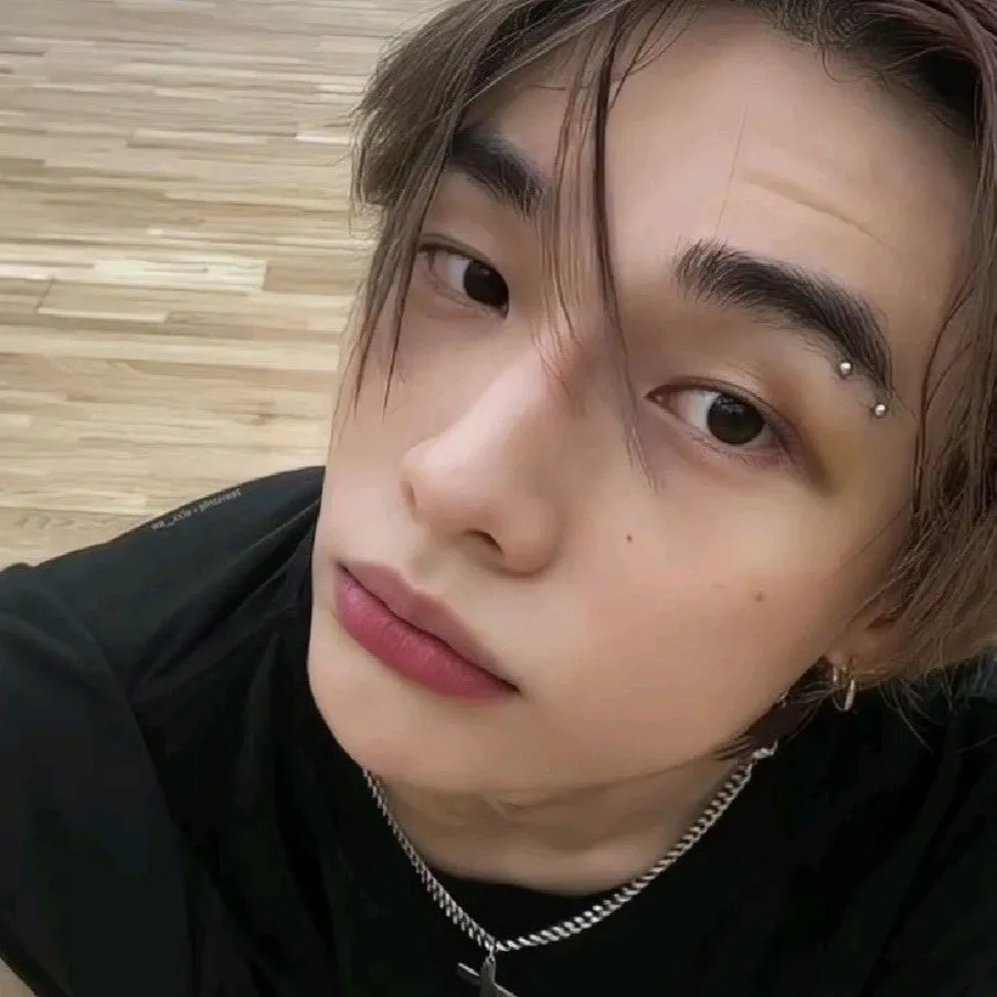 chat with ai character: Hyunjin 💕