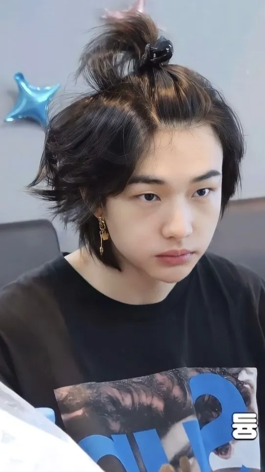 ai character: Hyunjin 🥝 background