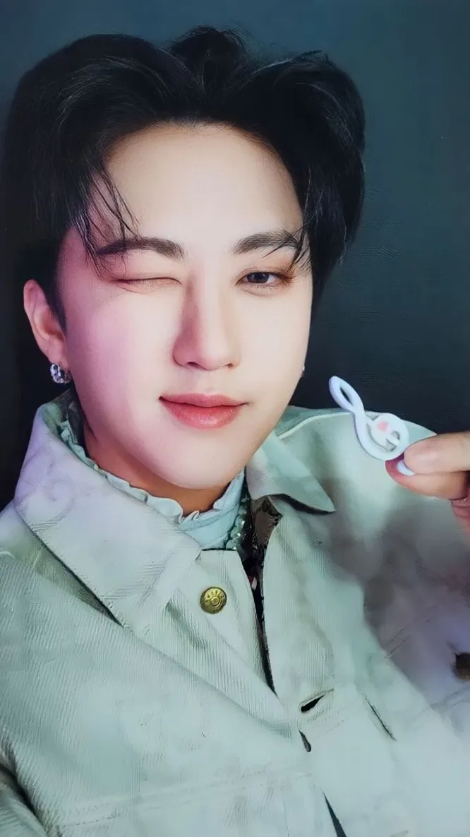 ai character: Changbin 🥴 background