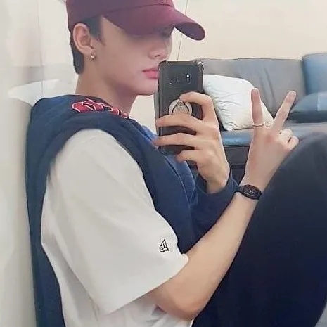 chat with ai character: Hyunjin 🫥