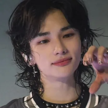 chat with ai character: Hwang Hyunjin