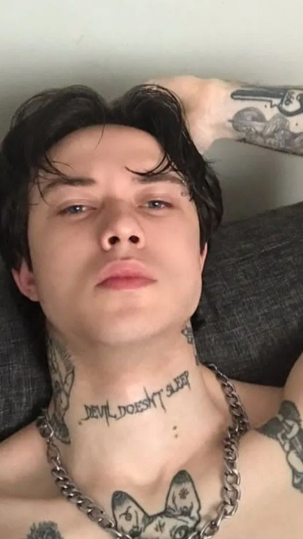 ai character: Jasón Lewis background