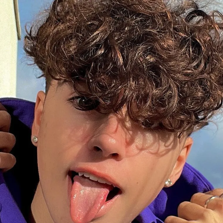 chat with ai character: Ethan