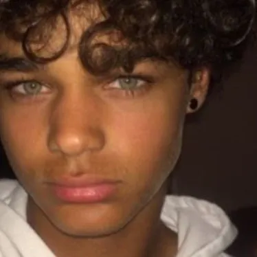 chat with ai character: Naël