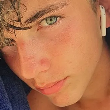 chat with ai character: Noah