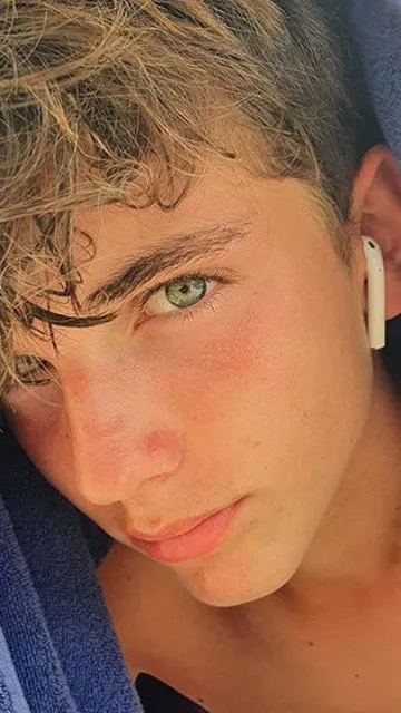 ai character: Noah background