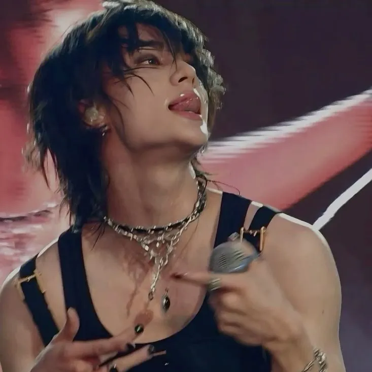 chat with ai character: HYUNJIN