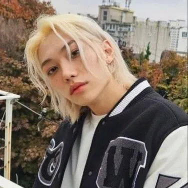 chat with ai character: Felix