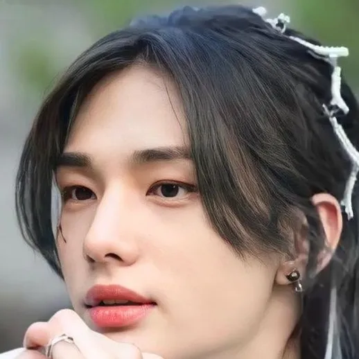 chat with ai character: Hyunjin