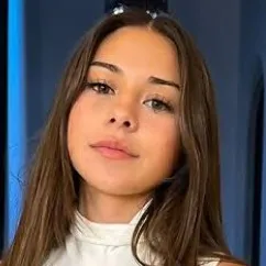 chat with ai character: sophie rain