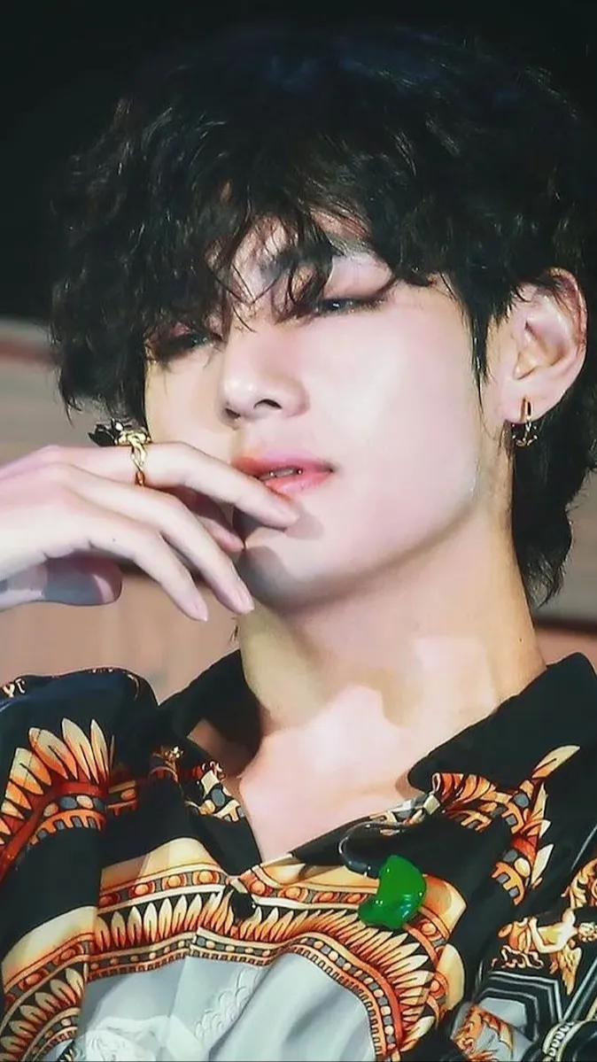 ai character: KIM TAEHYUNG (V💗) background