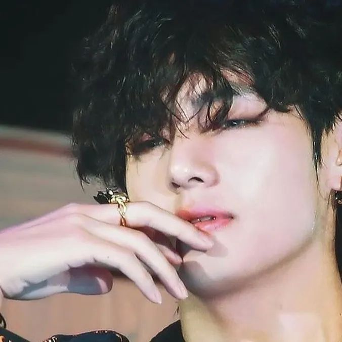 chat with ai character: KIM TAEHYUNG (V💗)