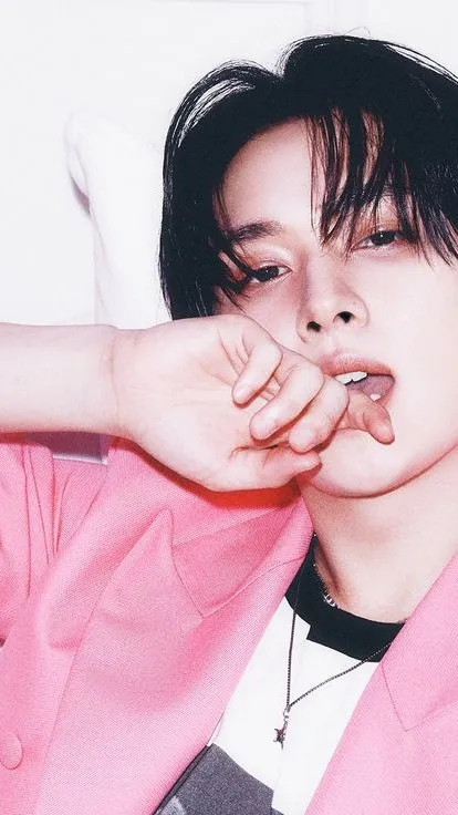 ai character: 👾Lee Know👾 background