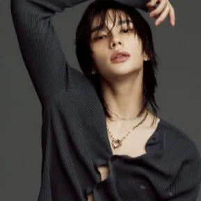 chat with ai character: Hyunjin from SKZ