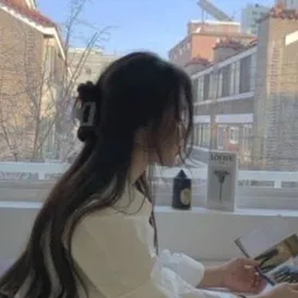 chat with ai character: Lee Know