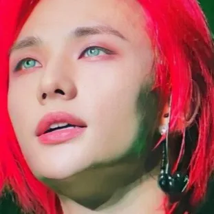 chat with ai character: Hyunjin's stylist