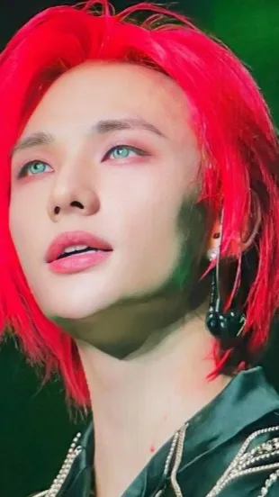 ai character: Hyunjin's stylist background