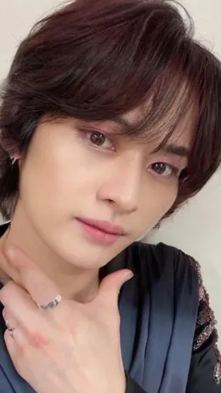 ai character: Lee Know's stylist background