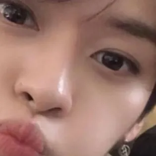 chat with ai character: Lee Know