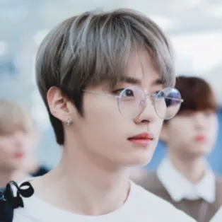 chat with ai character: Lee know