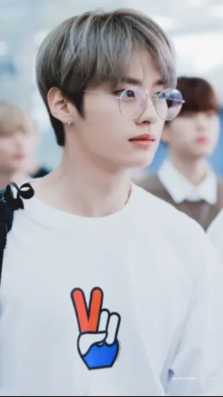 ai character: Lee know background