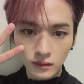 chat with ai character: Lee Know