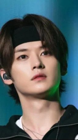 ai character: °-Lee Minho-° background