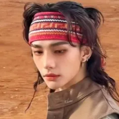 chat with ai character: hyunjin