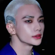 chat with ai character: hyunjin