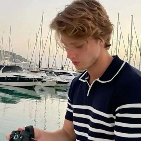 chat with ai character: Sean Monroe